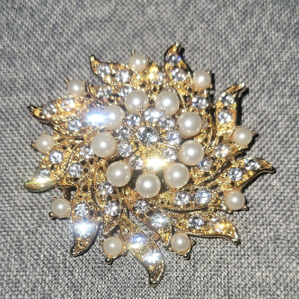 Elegant Gold and Silver Brooch with Pearls